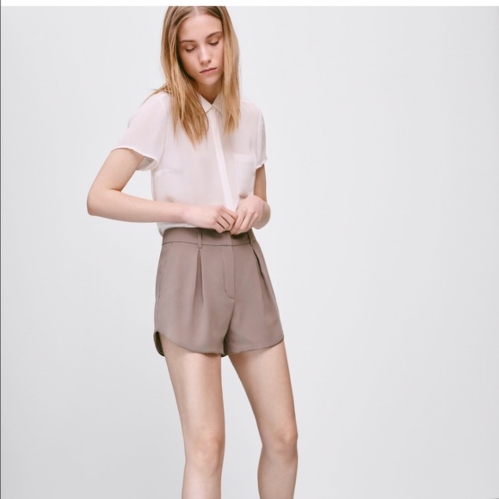 Aritzia Babaton Sexy PlayShorts in BLACK (size 4) - Picture 3 of 10